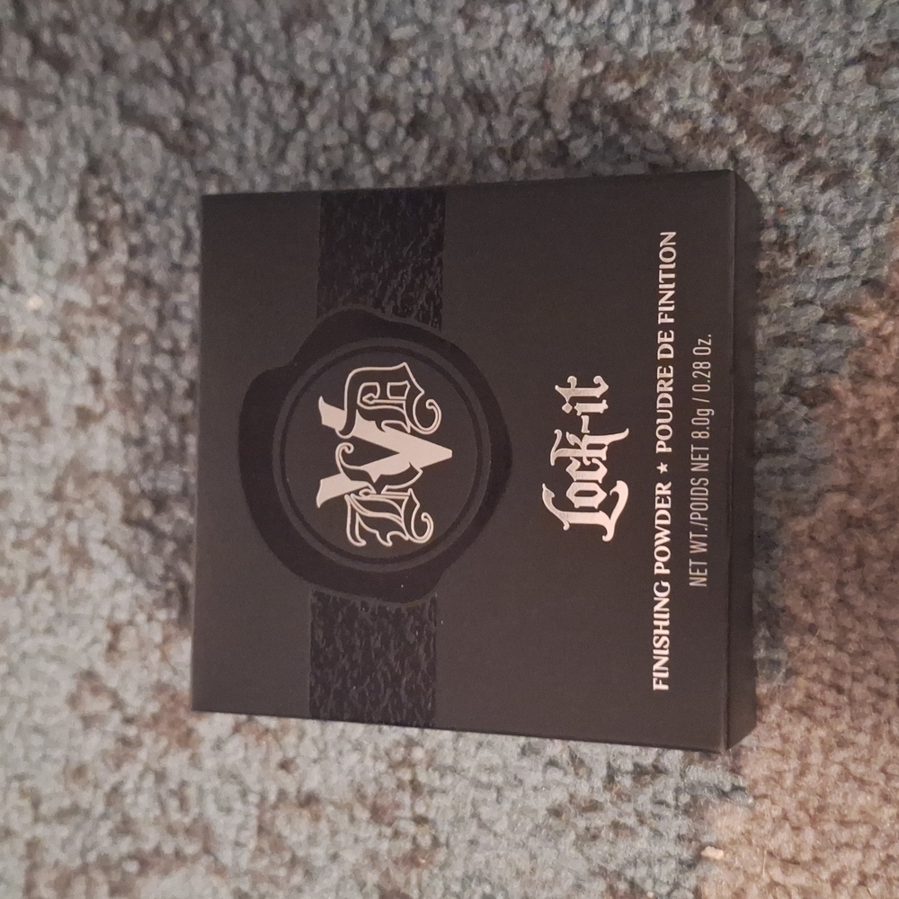 Kat Von D lock it finishing powder
